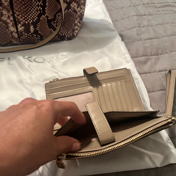 Micheal kors handbag and wallet with duster bag.Snake embossed - Picture 8 of 16